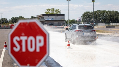 Na cestách je menej nehôd, no mladí vodiči sú stále na čele štatistík aj z dôvodu nesústredenosti